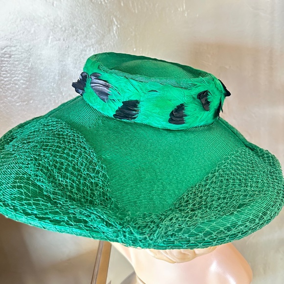 ENTICING 1950s\' EMERALD GREEN STRAW WIDE BRIM HAT + MATCHING FEATHERS & VEILING main image 5